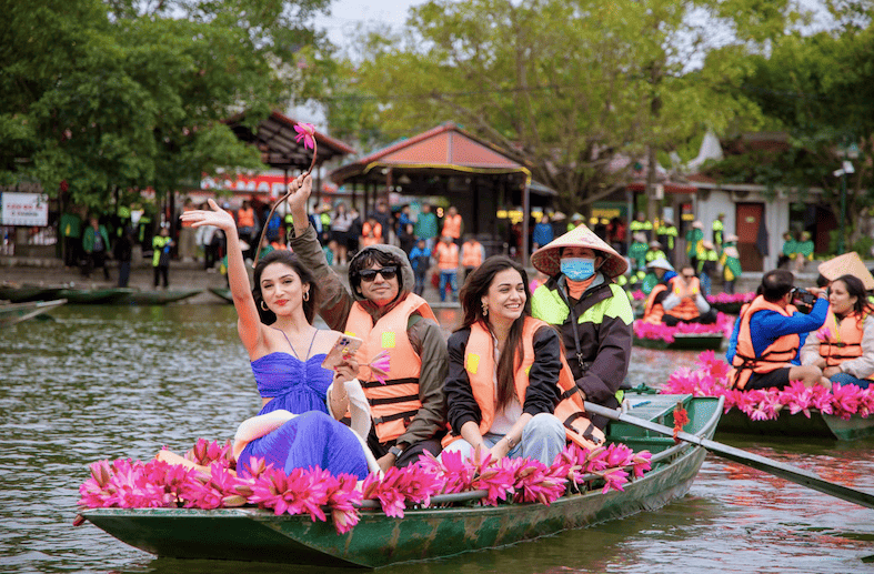 Đoàn phim Bollywood choáng ngợp trước sắc hồng hoa súng Tam Cốc